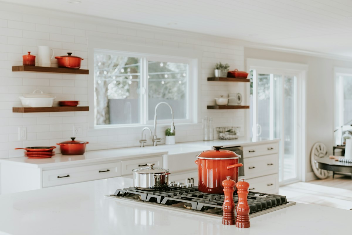Nettoyage approfondie des surfaces de cuisine avec produits appropriés